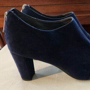 A2 by Aerosoles booties sz 9.5 M navy faux suede Sixth Avenue EUC